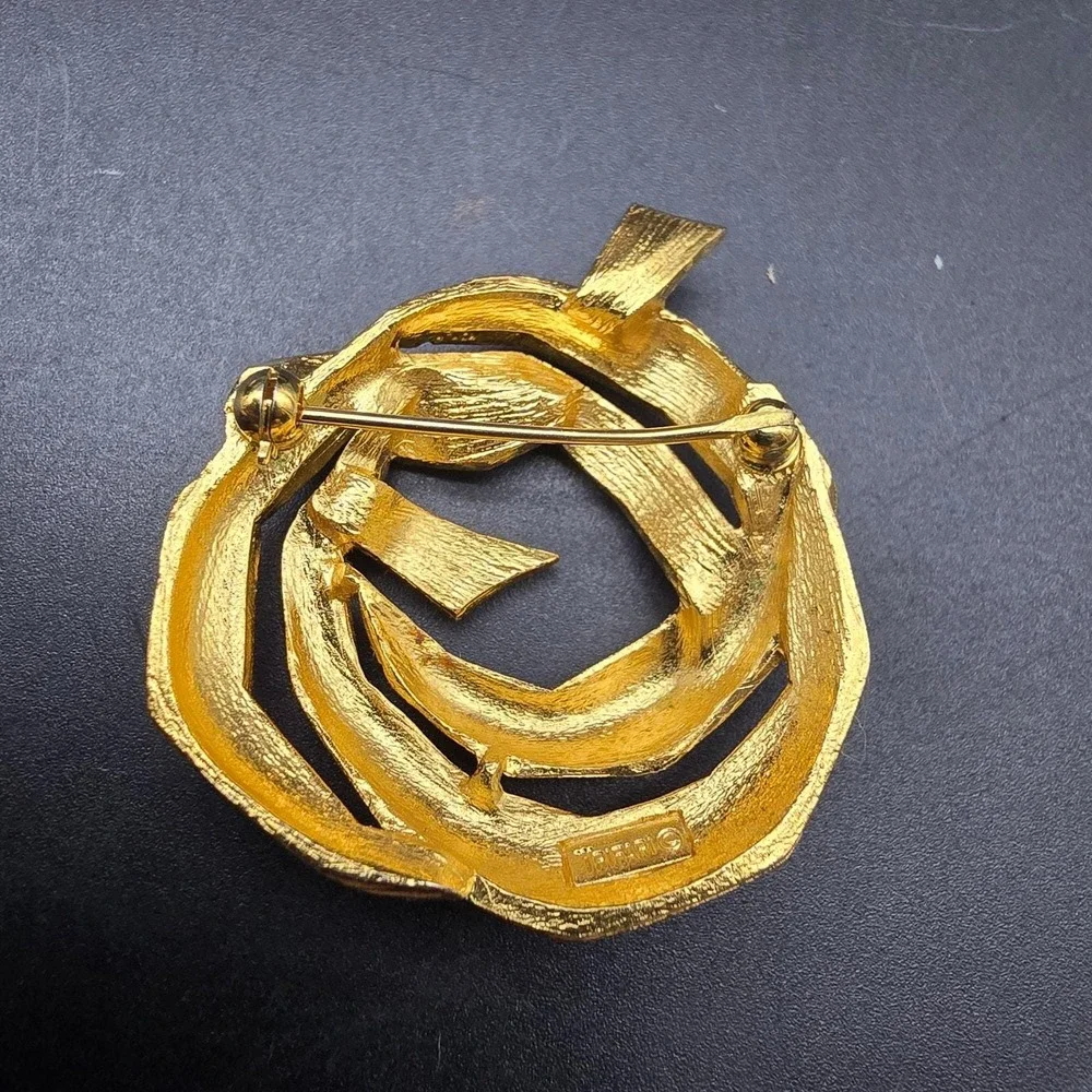 Crown Trifari Twisted Wreath Brooch Gold Tone Vintage Costume Jewelry